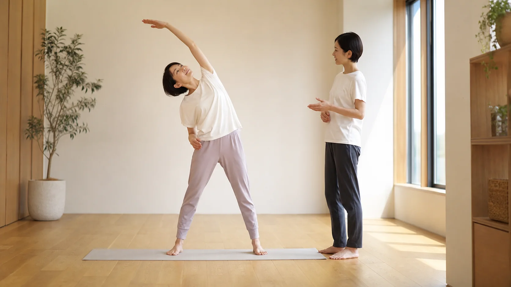 整体後にストレッチを続ける女性