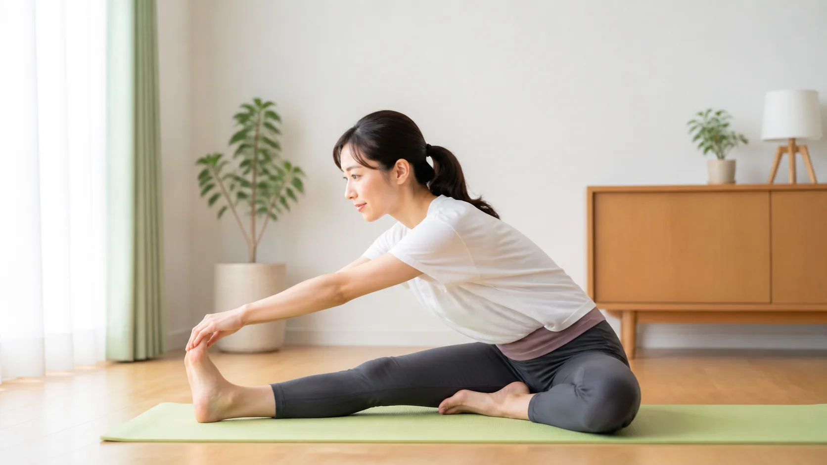 自宅で安全にハムストリングを伸ばす女性