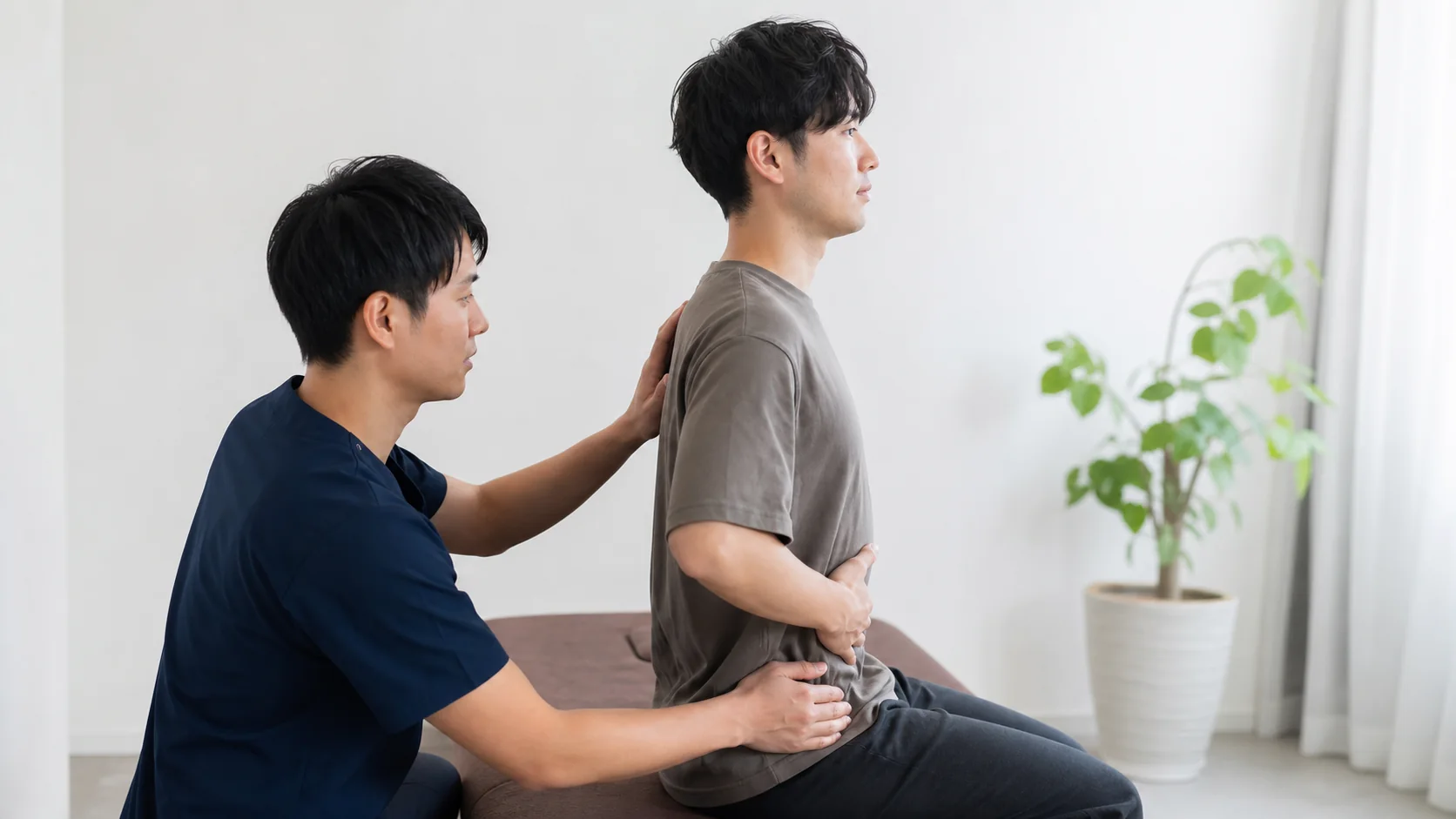 呼吸しやすい姿勢を施術者と確認する男性