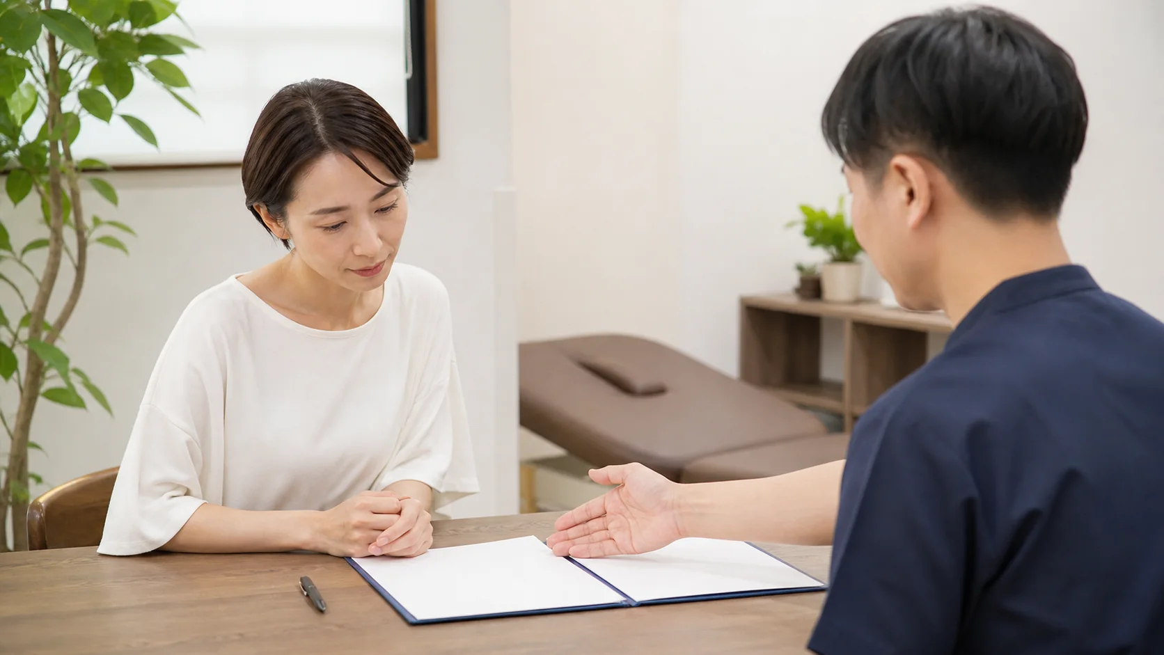 契約前に料金資料を確認する女性