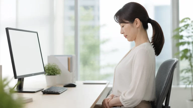デスクワークの首こりストレッチ｜座ったまま30秒でゆるめる方法