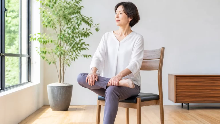 股関節の座ったままストレッチ｜椅子でできる6種と効かせるコツ
