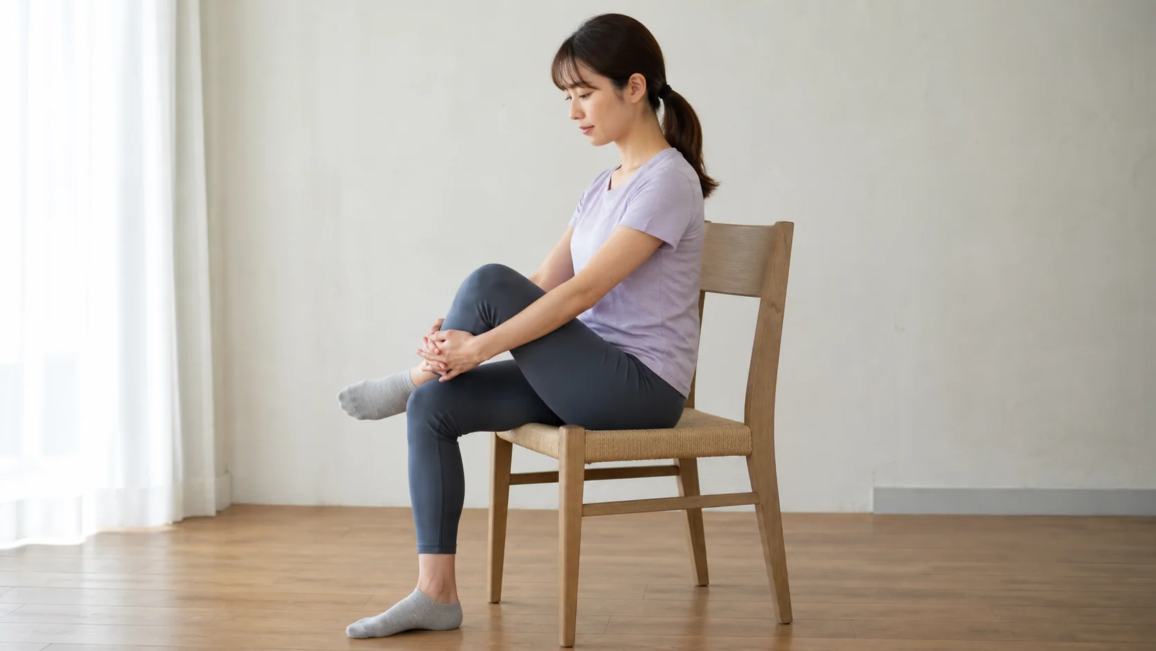 椅子で安全に股関節を伸ばす女性