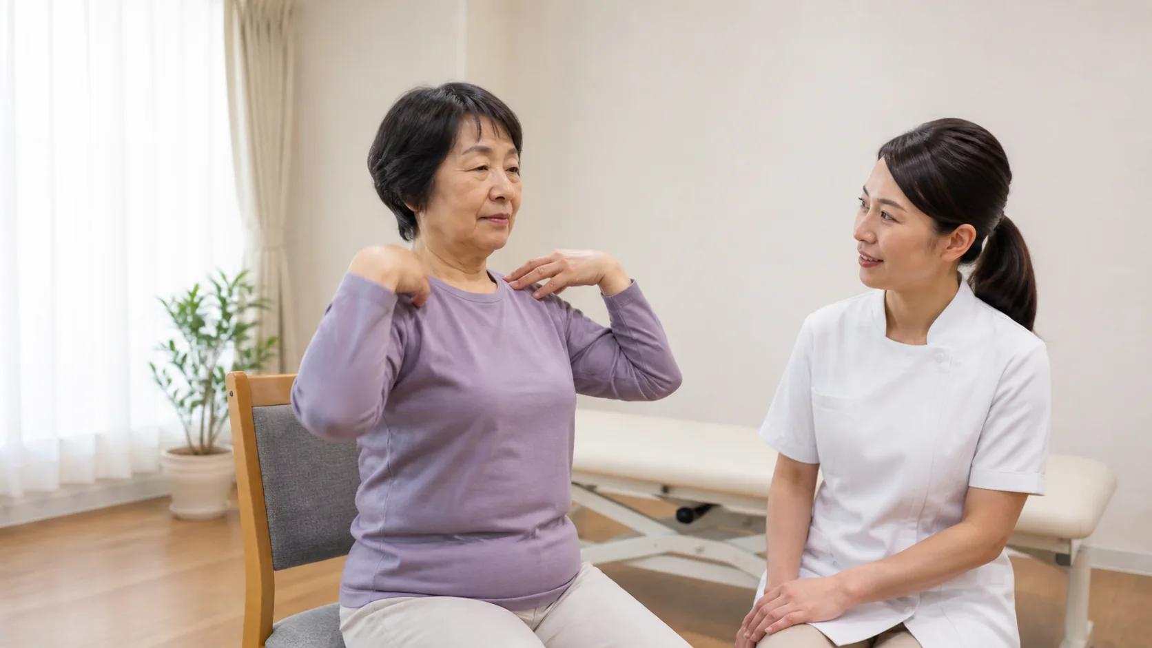 座って肩を回す年配女性