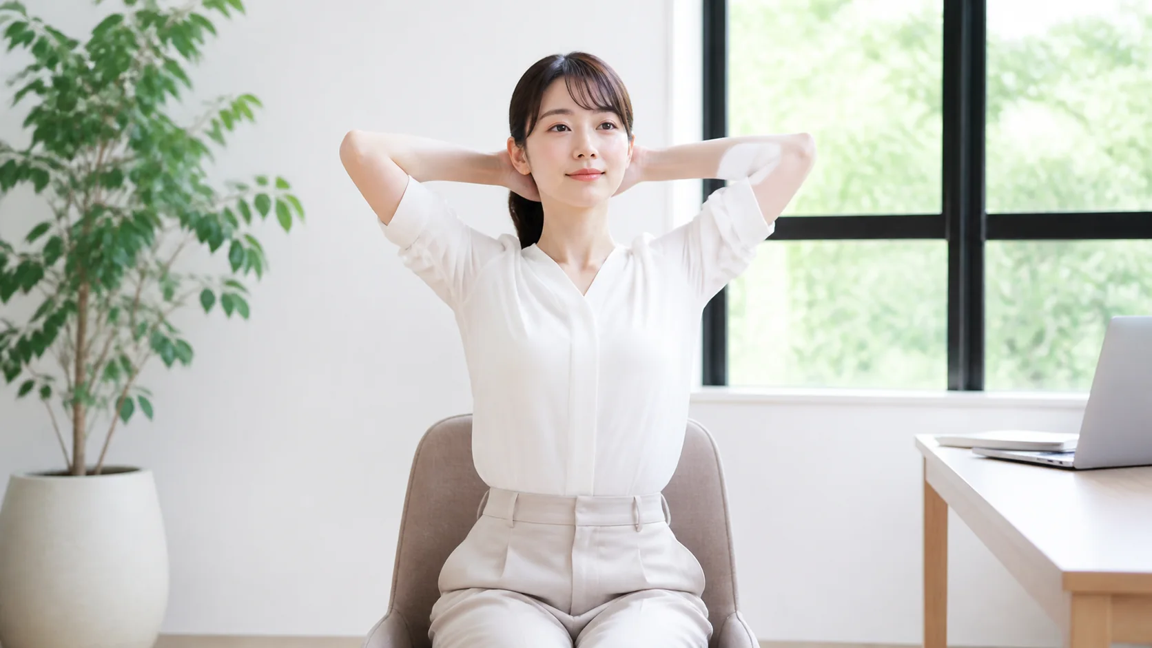 座ったまま肘を開く肩甲骨ストレッチ