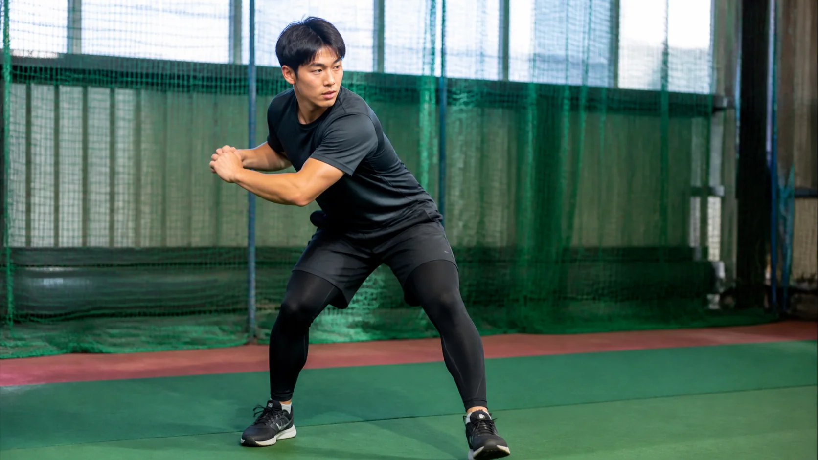 股関節を意識して方向転換する男性