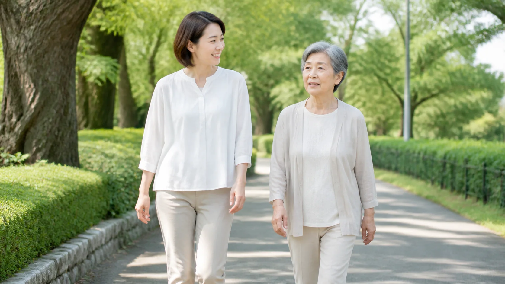 公園を一緒に歩く高齢女性と家族