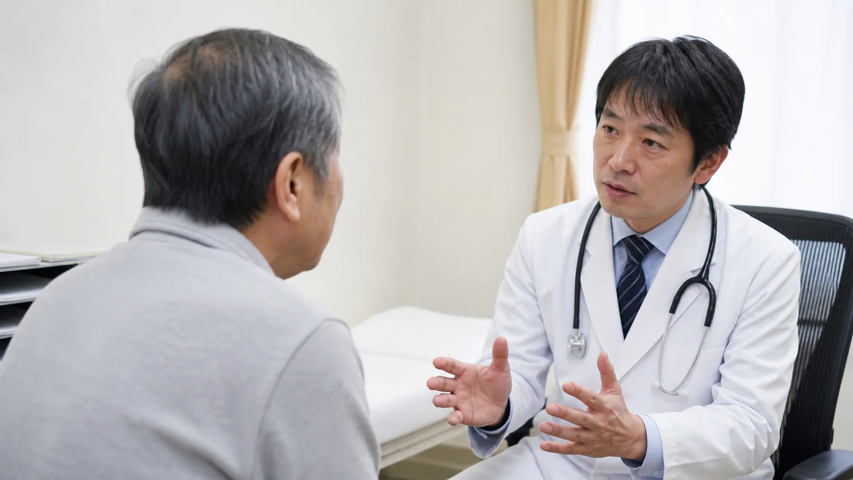 歩幅の変化について医師へ相談する様子
