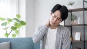 首を横に倒すと痛い原因とは？｜反らす・上を向く痛みも解説