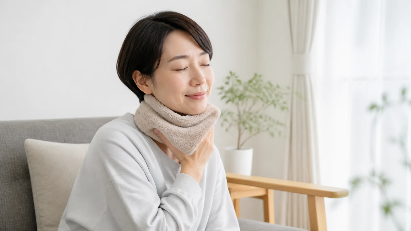 温かいタオルで首をいたわるセルフケア