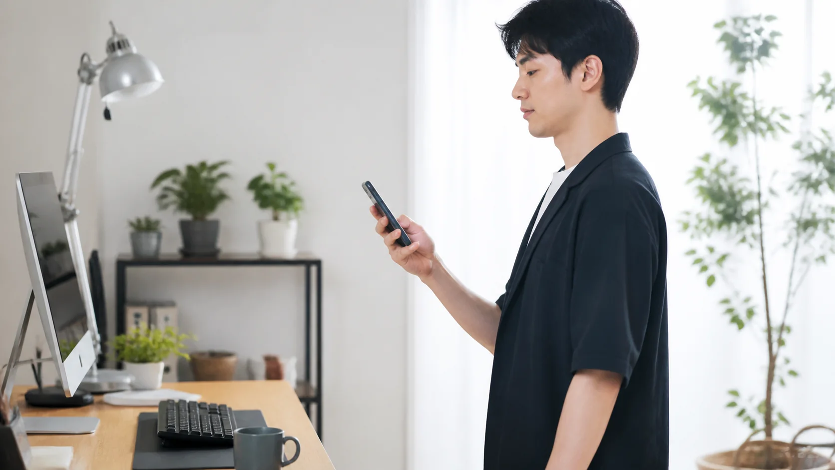 首に負担をかけにくいスマートフォンの姿勢