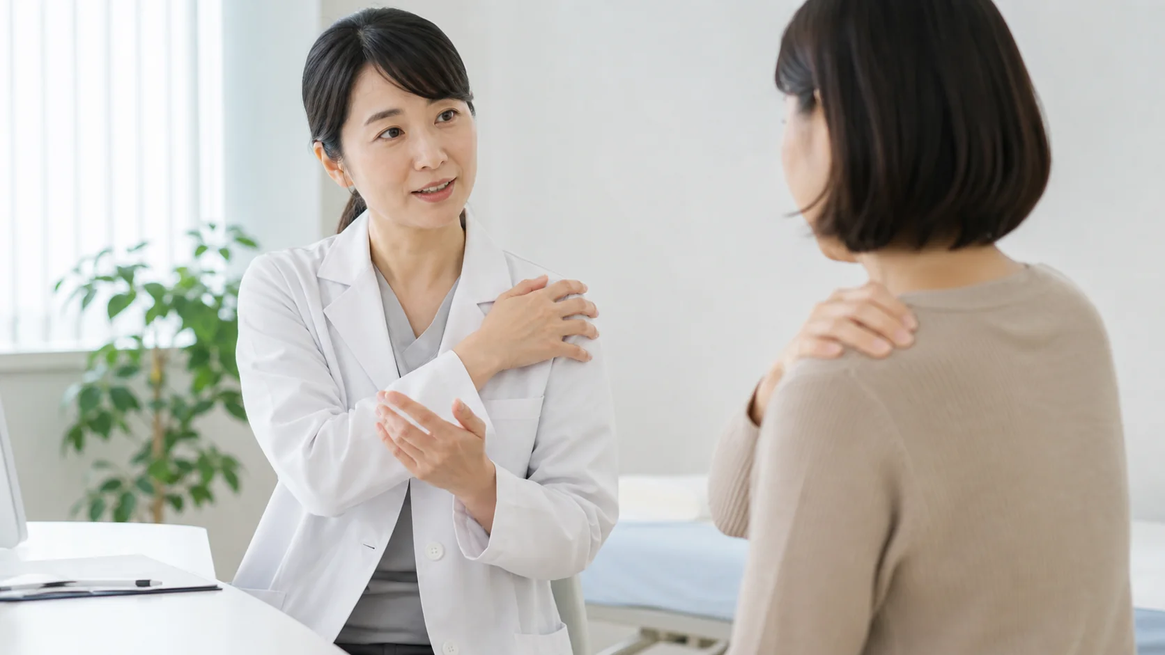 肩の力みについて医師に相談する患者