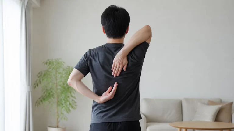 背中で手を組めない原因とは？｜左右差の理由とストレッチ