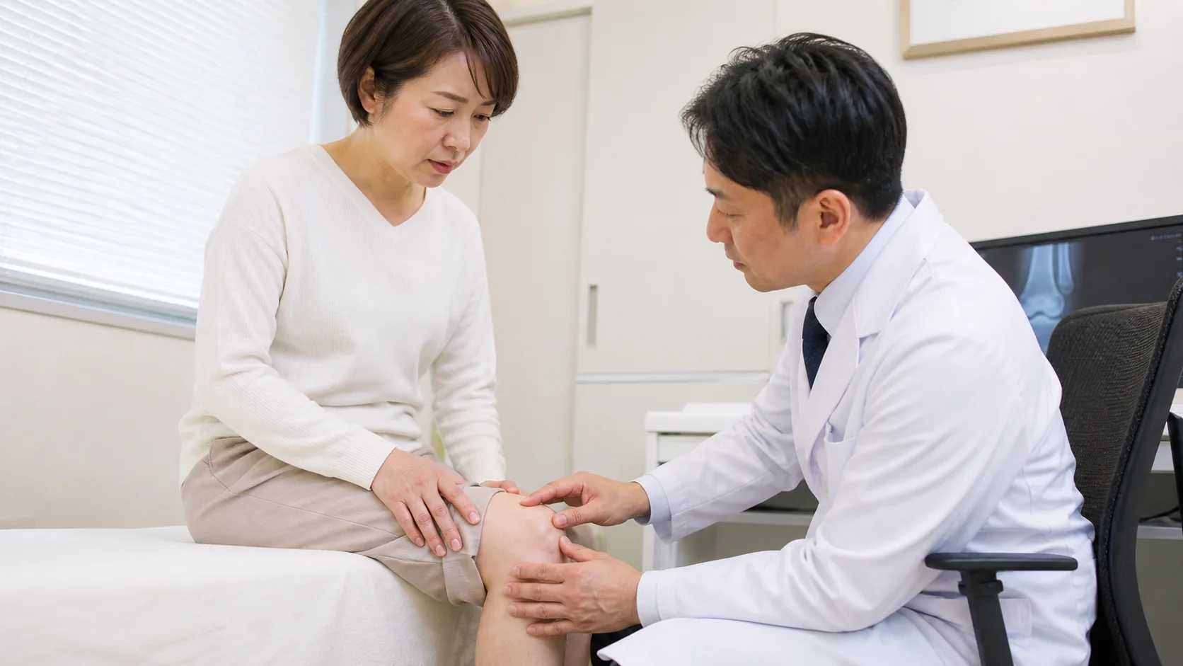 膝の不安定感を医師に相談する女性