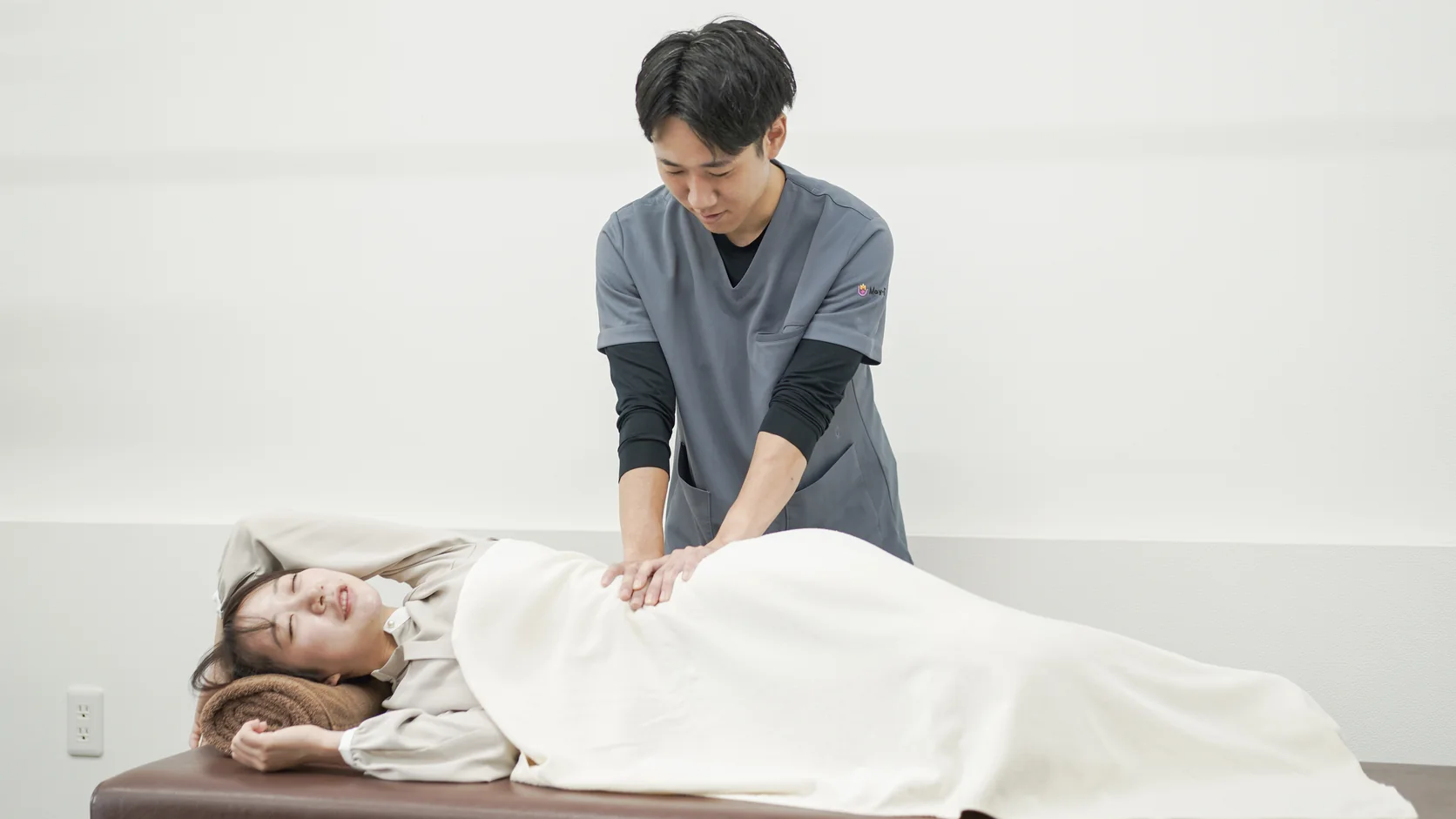 腰痛対策として姿勢を確認する様子