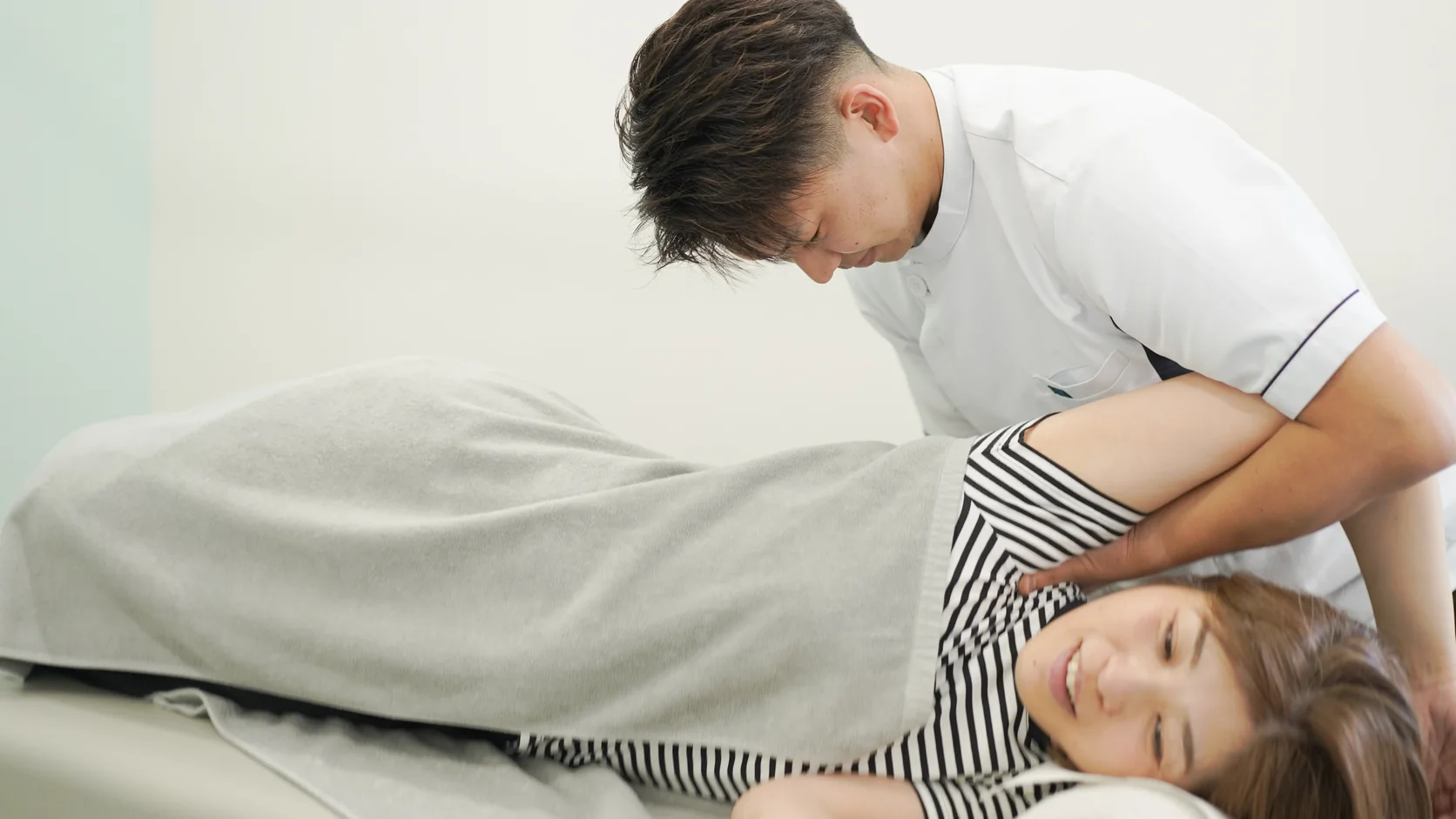 トリマーの腰痛対策として姿勢を確認する様子
