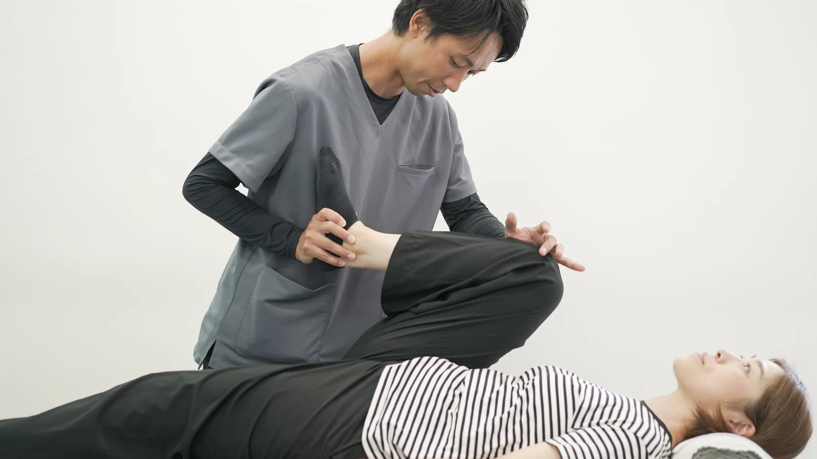 腰と股関節の動きを確認する整体施術