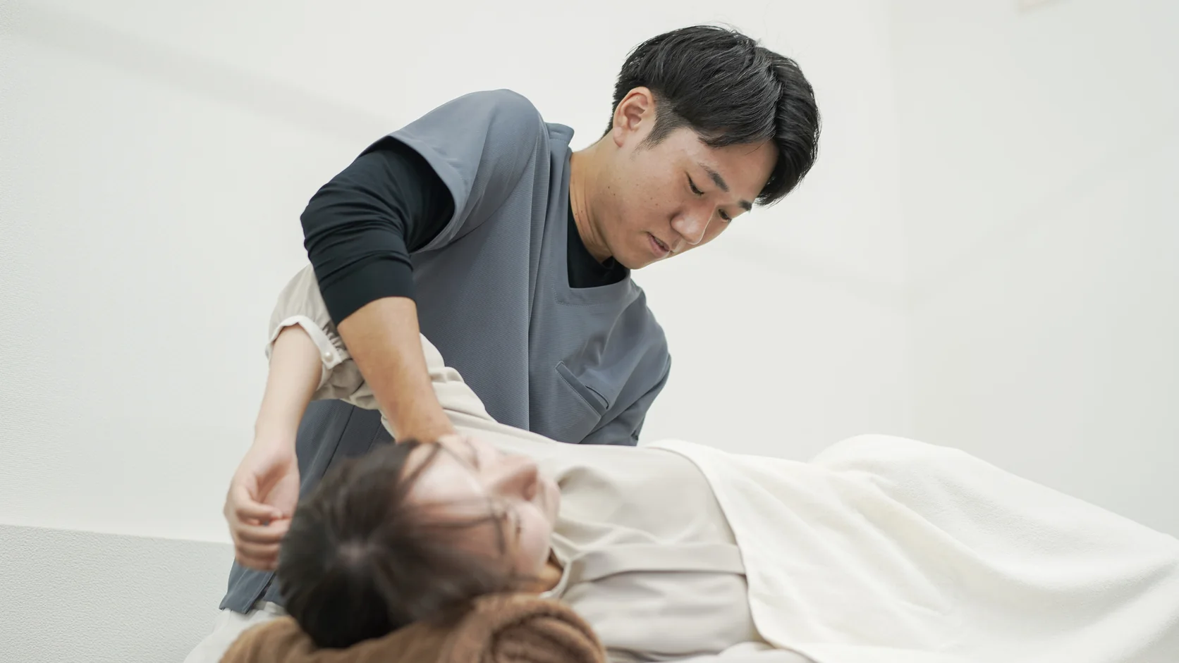 歯科診療姿勢による首の負担を確認する様子