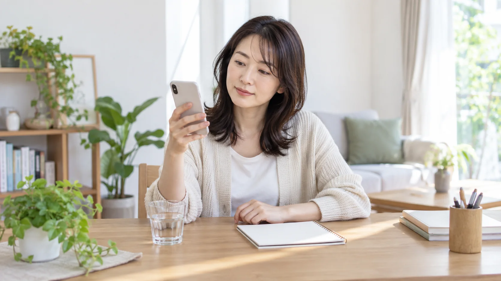 自宅で再開の目安を確認する女性