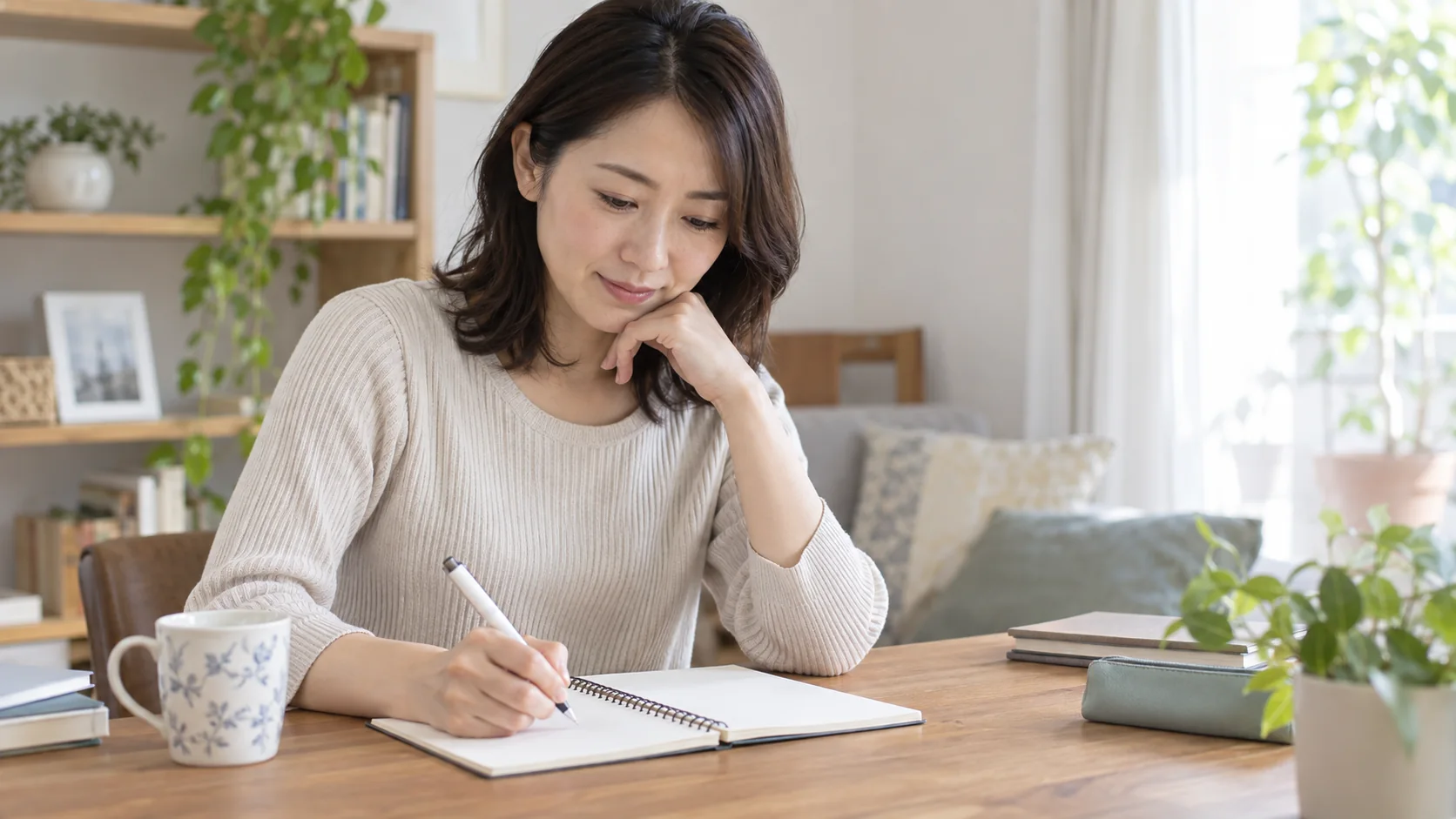 施術中の痛みについて質問を整理する女性