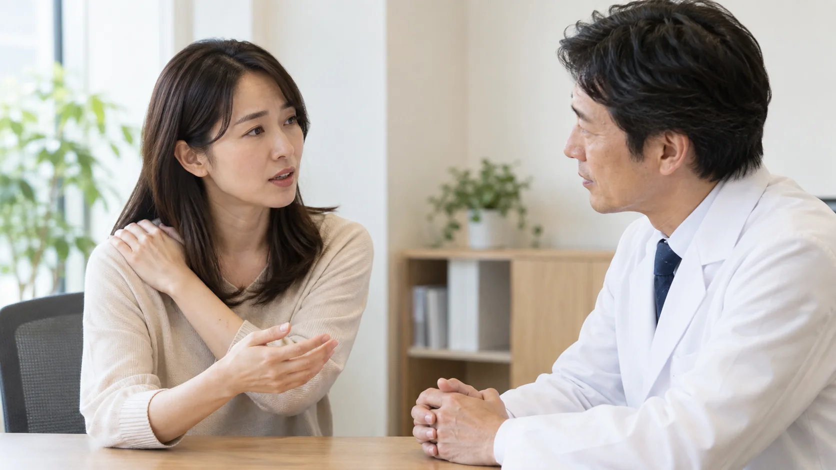 痛みについて医療機関で相談する女性と医師