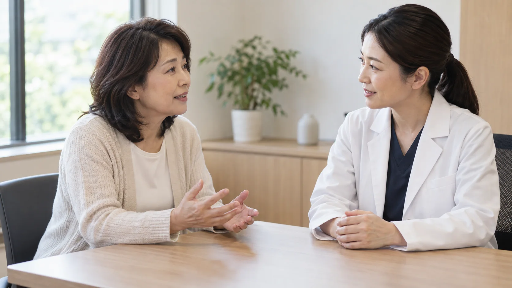 服薬について医師に相談する女性