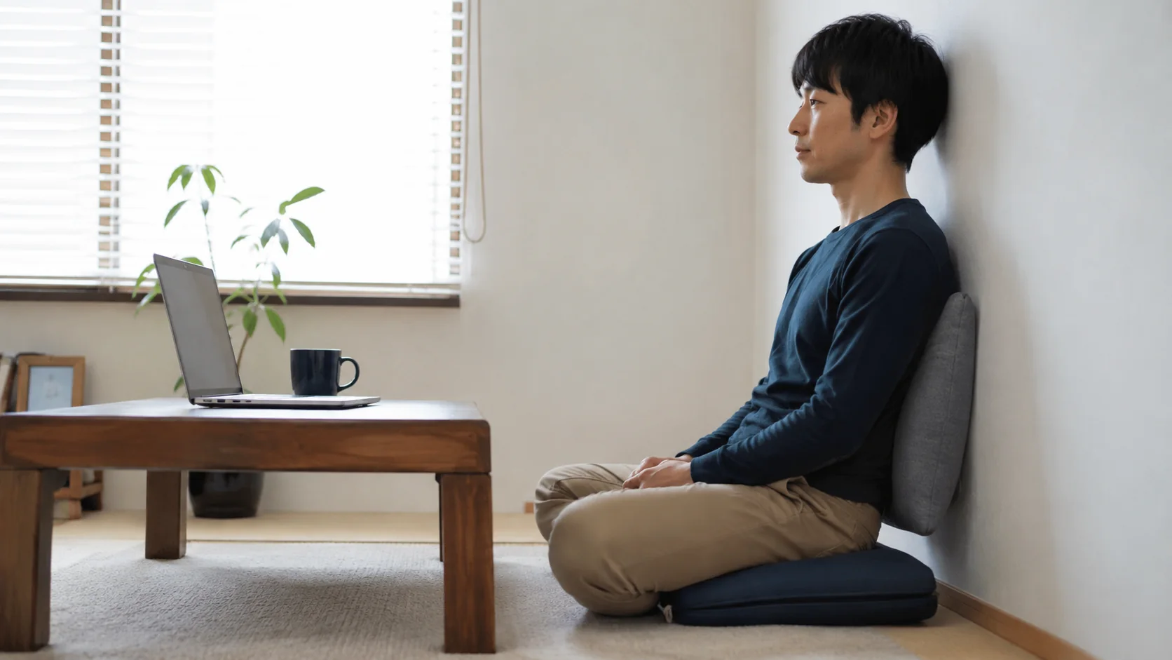 座面と壁のクッションで骨盤を支える男性