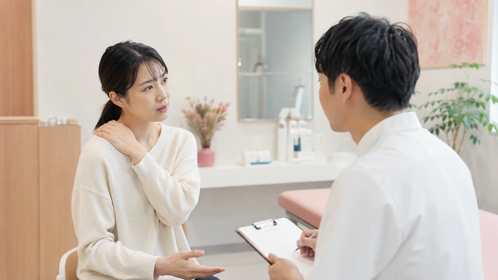 保険通院終了後の首肩の状態を相談する女性