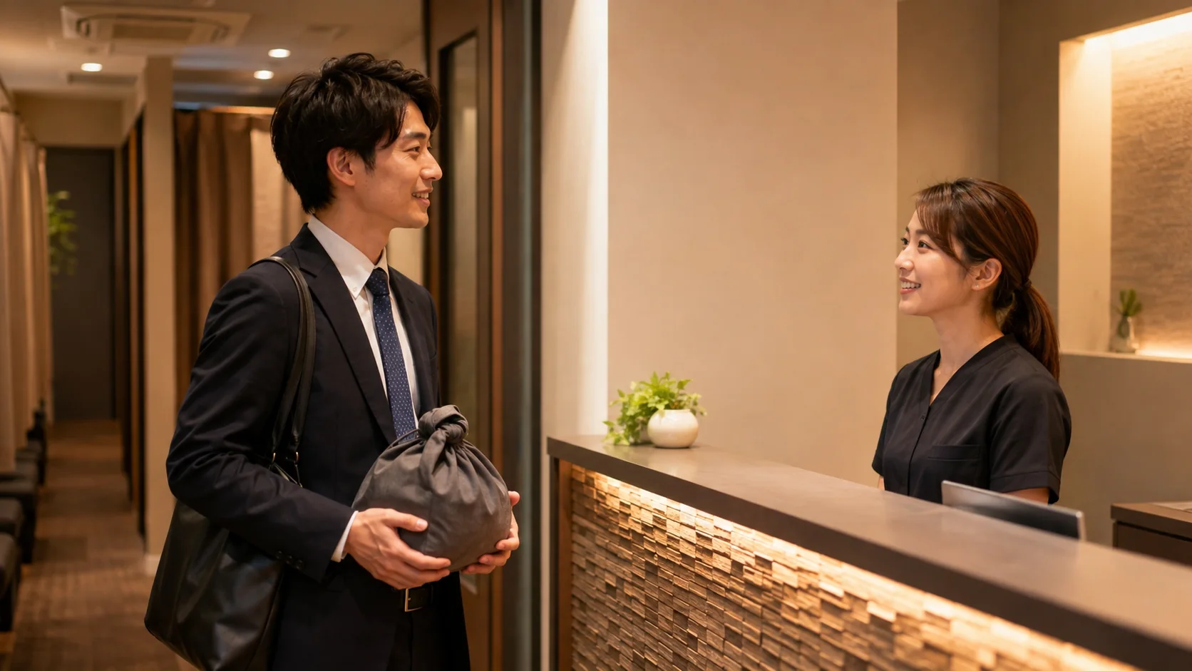 仕事帰りに整体院で着替えを確認する利用者