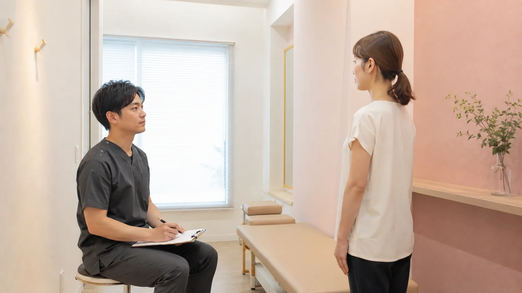 CUREPRO本八幡店で肩こりの原因を相談する女性