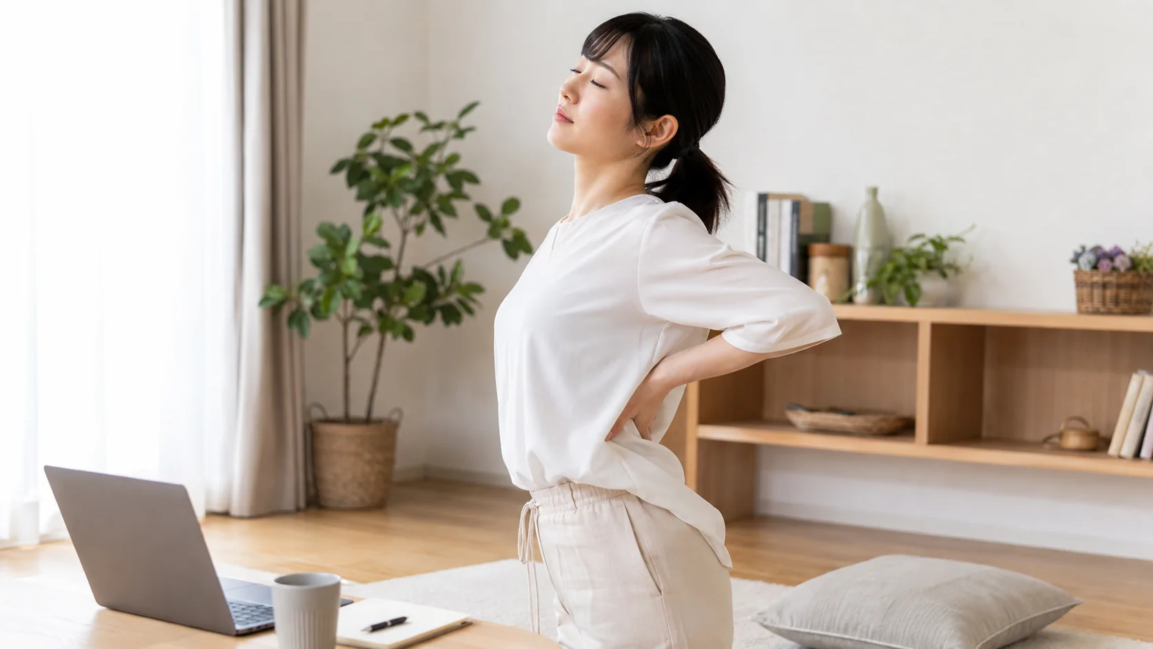 床座り作業の合間に腰を1分リセットする女性