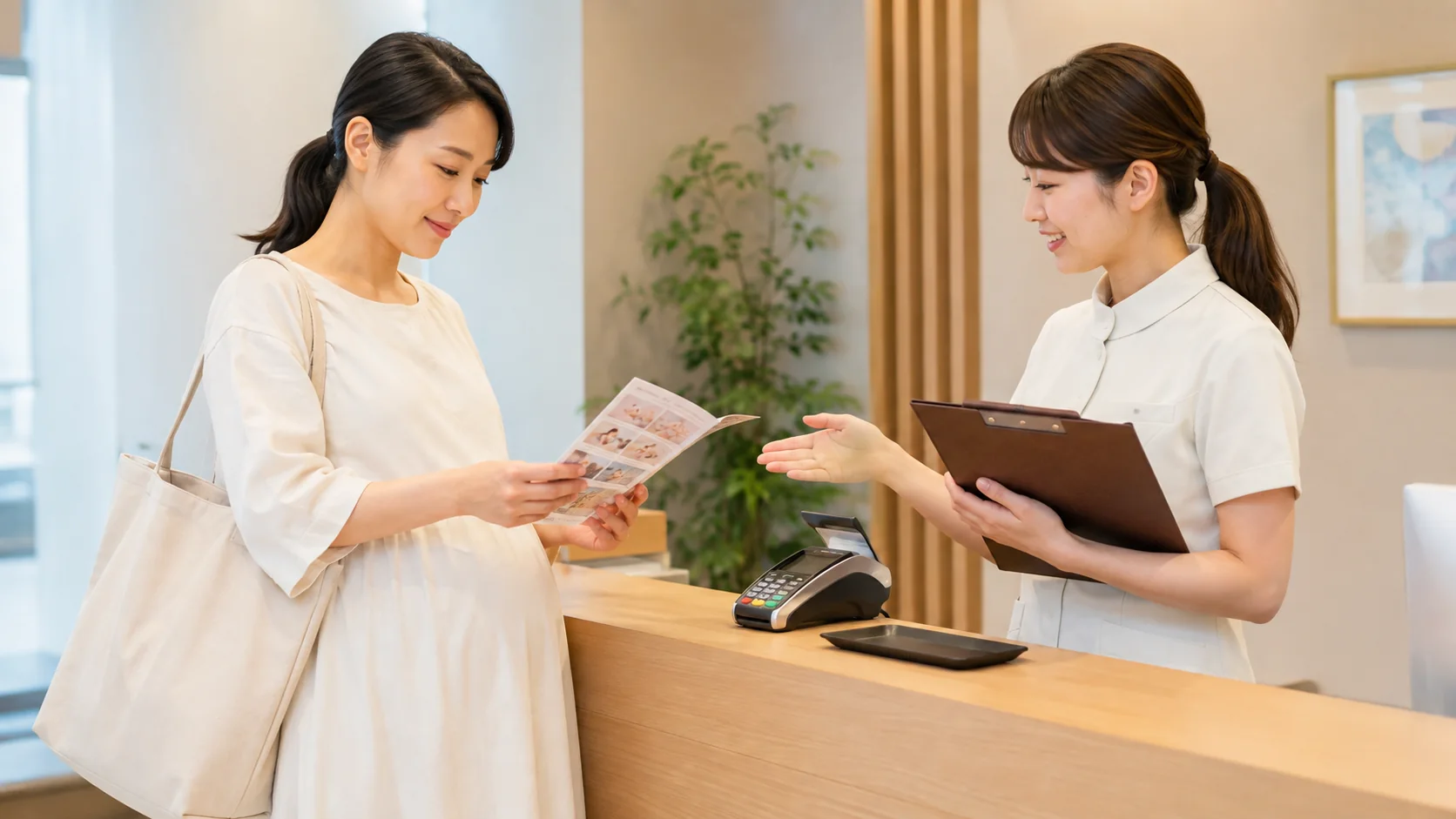 妊娠中の整体料金と自費施術について確認する女性
