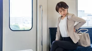 電車通勤の腰痛は座るか立つかで迷わない｜時間で使い分ける座り方と立ち方