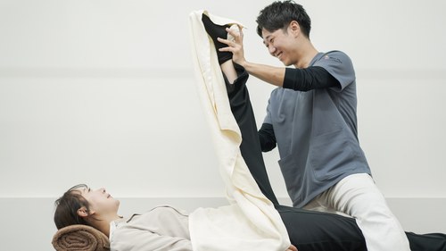 脚の可動域を確認してアキレス腱への負担を見直すイメージ