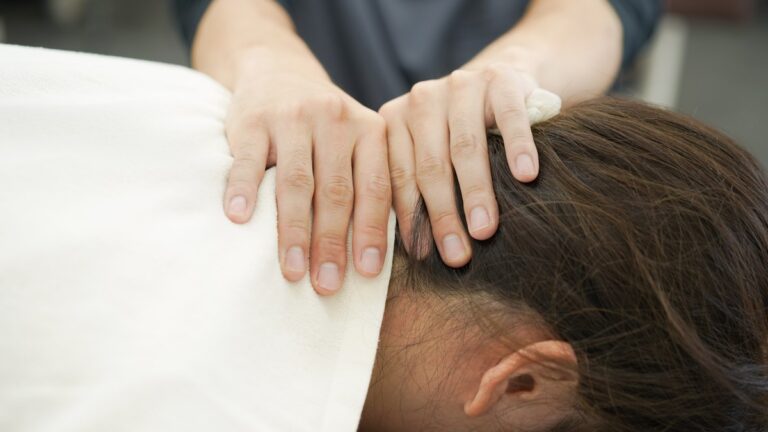 肩甲骨の痛みなら八潮のCUREPRO｜背中の張りに【柔道整復師監修】
