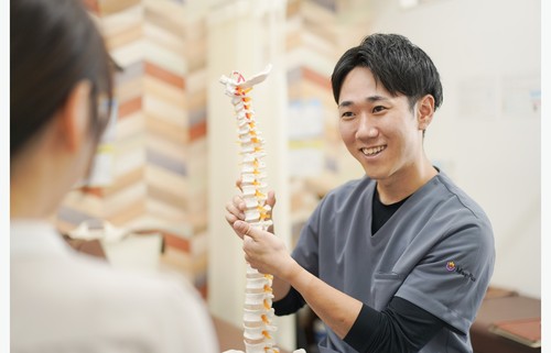 肩こりの悩みを丁寧に聞くカウンセリングイメージ