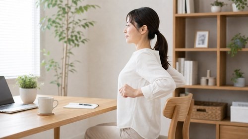 胸まわりを開いて肩こりをやわらげるセルフケアイメージ