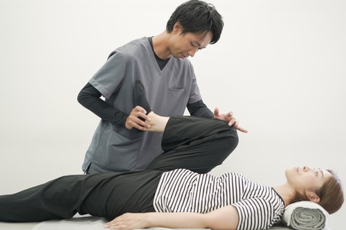 診断後に腰や股関節のバランスを確認するイメージ