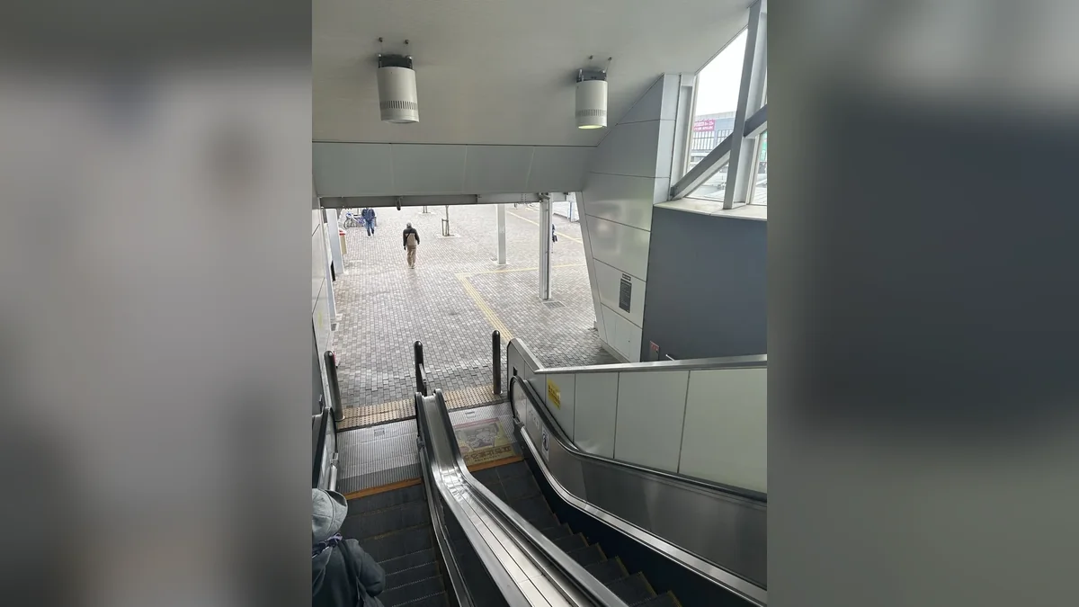 吉川美南駅西口のエスカレーターを下りる道順